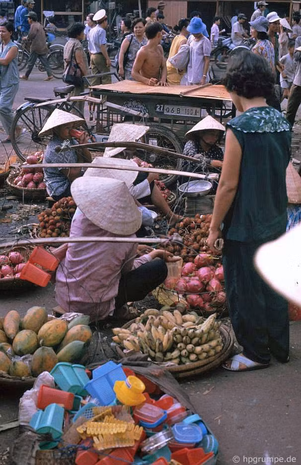 Các gánh hàng hoa quả.