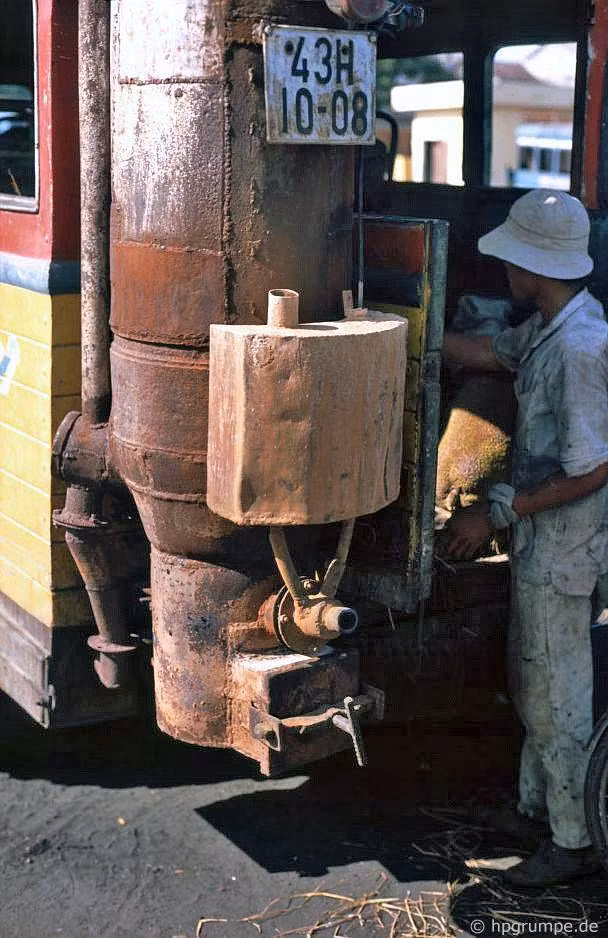 Động cơ đốt bằng củi của một xe khách ở Đà Nẵng năm 1992. Ngày nay loại xe không cần xăng dầu này đã "tuyệt chủng" trên toàn Việt Nam.