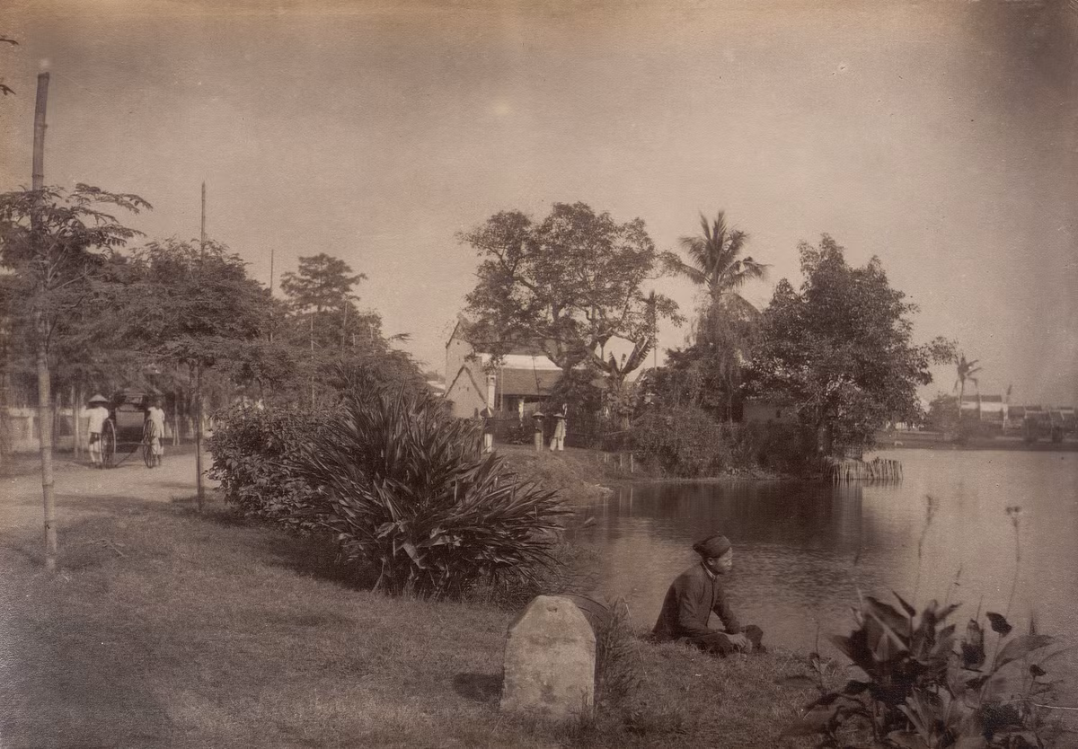 Một góc bờ hồ Hoàn Kiếm, Hà Nội thập niên 1890. Ảnh: Bunum.univ-cotedazur.fr.