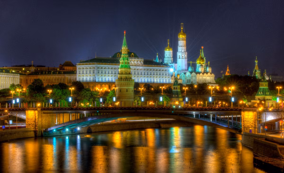 Các đường tàu này được cho là kết nối trực tiếp đến điện Kremlin, nằm sâu hơn các đường tàu điện ngầm thông thường hàng chục mét, có thể hoạt động ngay cả khi thủ đô Moscow bị bom hạt nhân xóa sổ.
