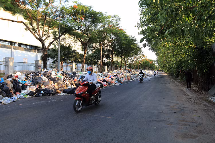 Trên đường Trần Hữu Dực đến đường Tân Mỹ (đằng sau cung điền kinh Mỹ Đình, Hà Nội) thuộc phường Mỹ Đình 1 ngập tràn rác thải, bốc mùi hôi thối, gây mất an toàn giao thông cho người dân (ảnh chụp lúc 11 giờ 30 phút ngày 18/7).