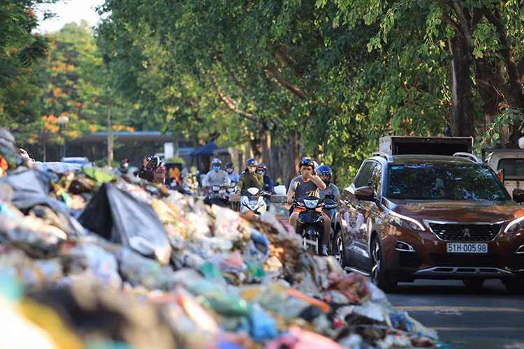 Ai đi qua đây cũng phải bịt kín mặt mũi, nín thở và di chuyển thật nhanh.