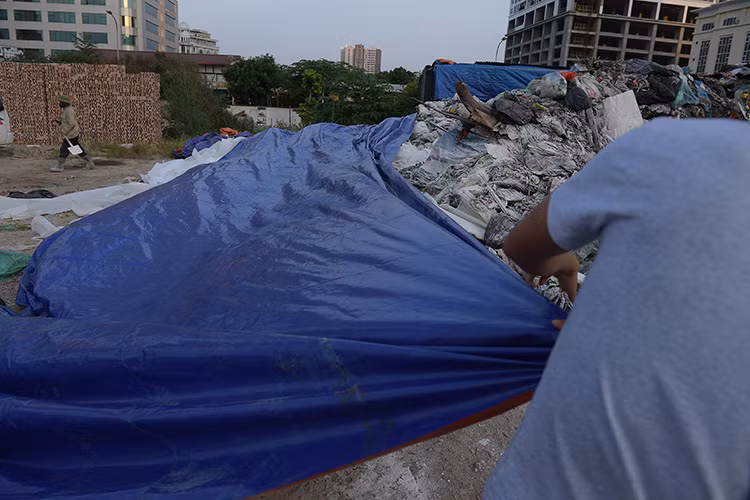 Hiện tại rác ở đây được công nhân môi trường phủ bạt để tránh ô nhiễm.