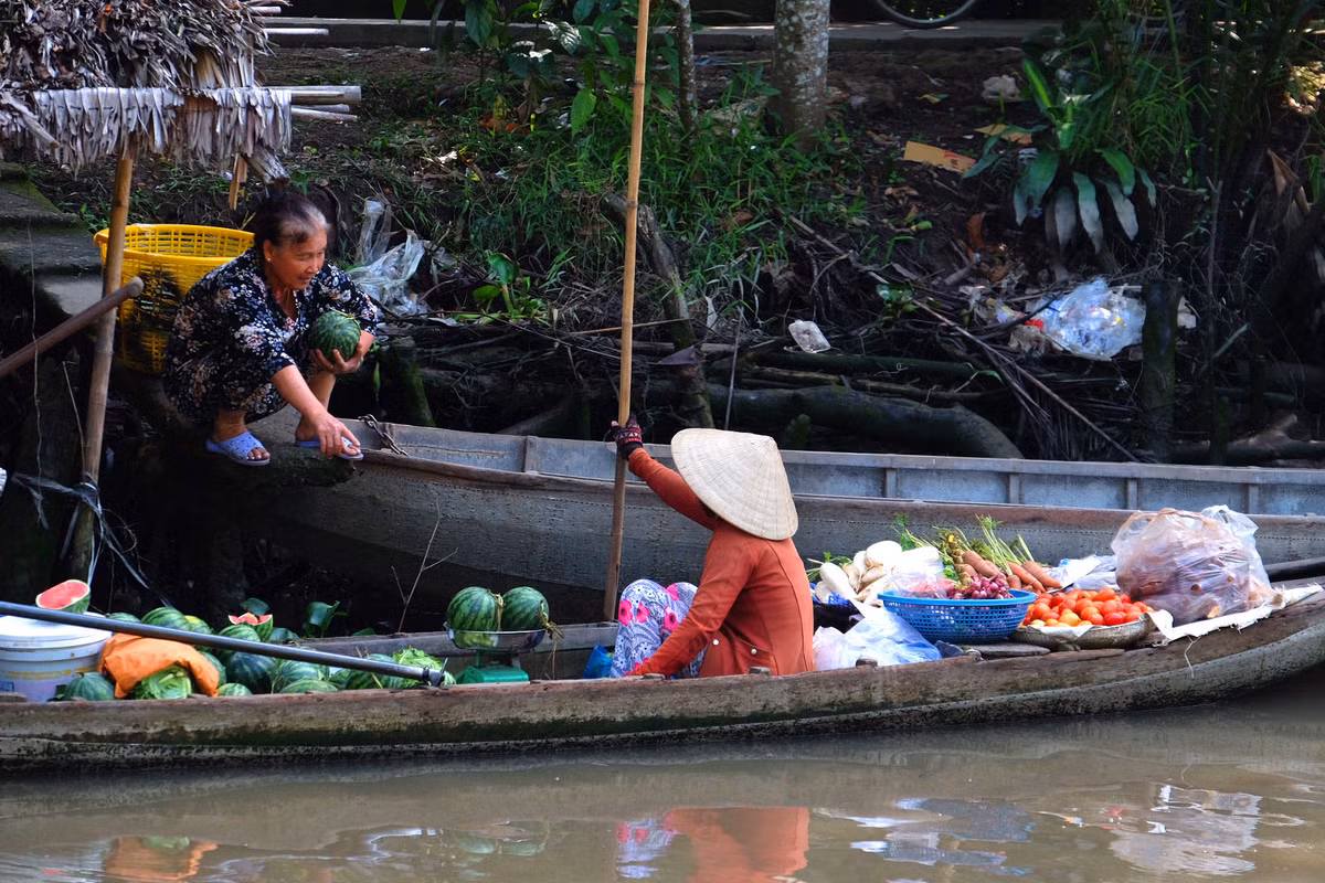 Hai người phụ nữ ở chợ nổi. Ảnh: Ana Sete / 500px.com.