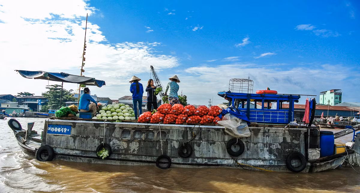 Mua bán hoa quả ở chợ nổi. Ảnh: Thomas Midtgaard-Jensen / 500px.com.