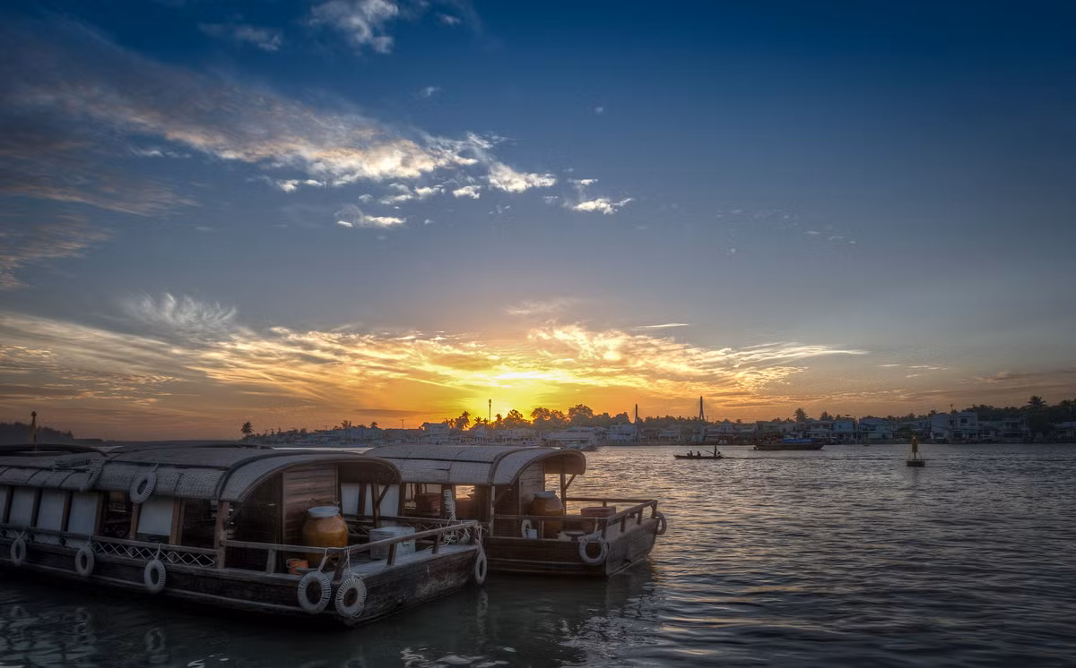 Mặt trời mọc trên thành phố miền sông nước. Ảnh: Will Faulkner / 500px.com. Mời quý độc giả xem video: Báo Argentina ca ngợi vẻ đẹp đất nước Việt Nam. Nguồn: VTC10.