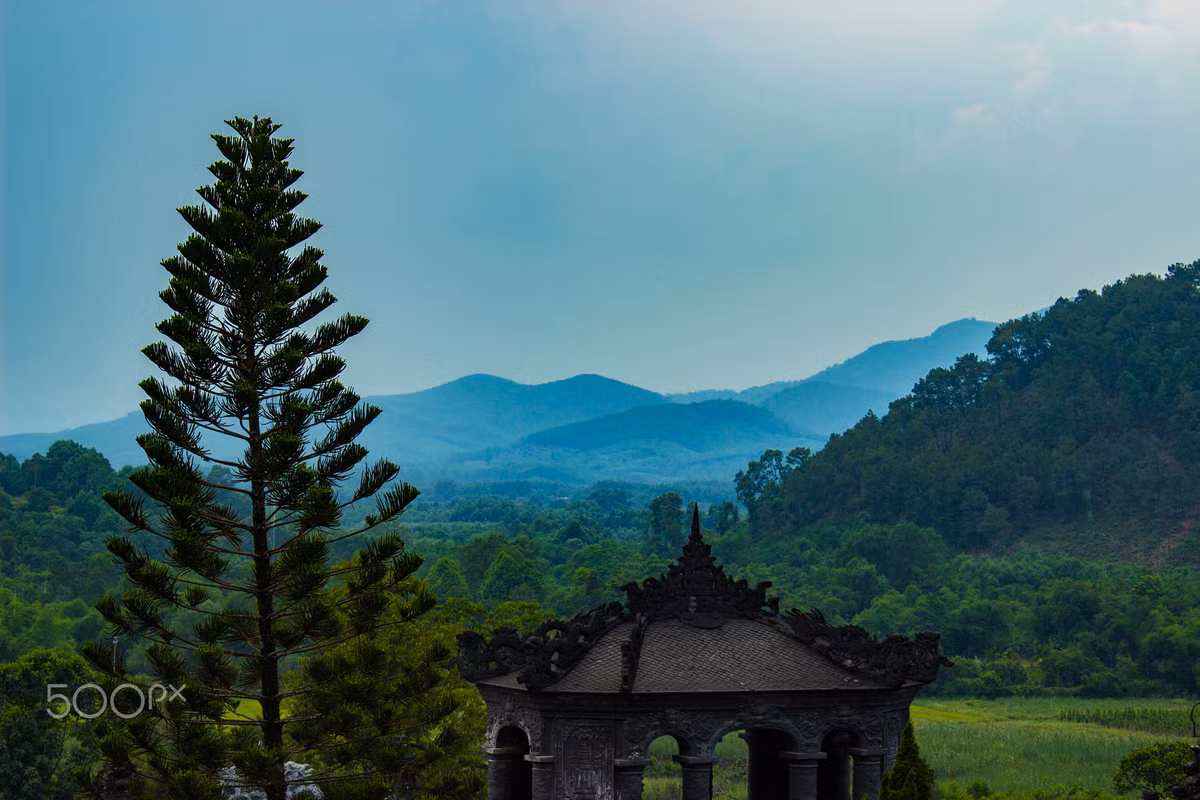 Khung cảnh núi non xứ Huế nhìn từ lăng vua Khải Định. Ảnh: Didier Fourtain / 500px.com.