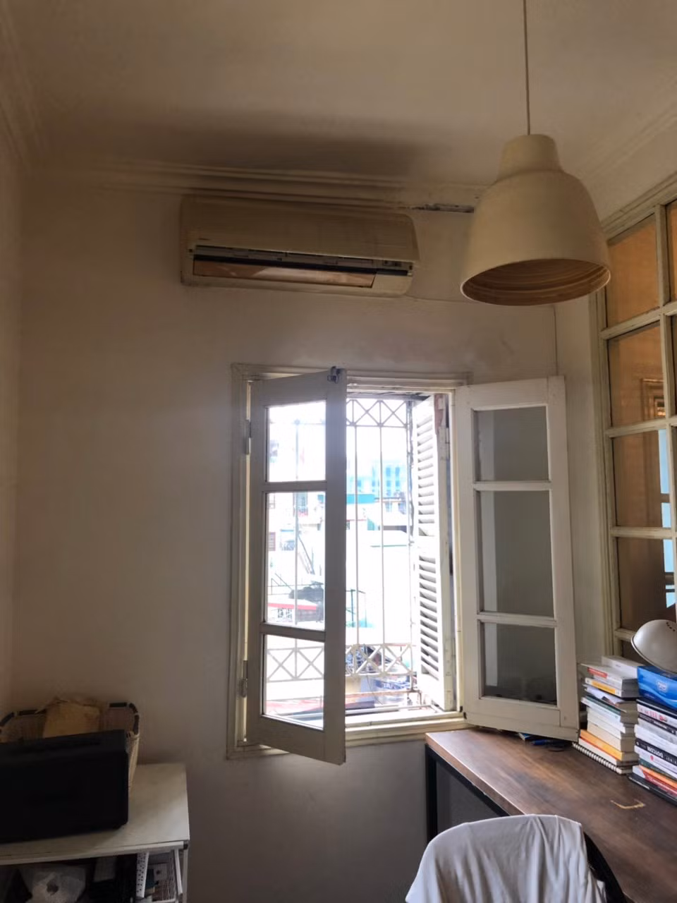 Căn hộ được bố trí ở vị trí tầng áp mái có 3 mặt thoáng nhưng do thời gian sử dụng đã lâu, trải qua nhiều đời chủ, khiến ngôi nhà xuống cấp nghiêm trọng.