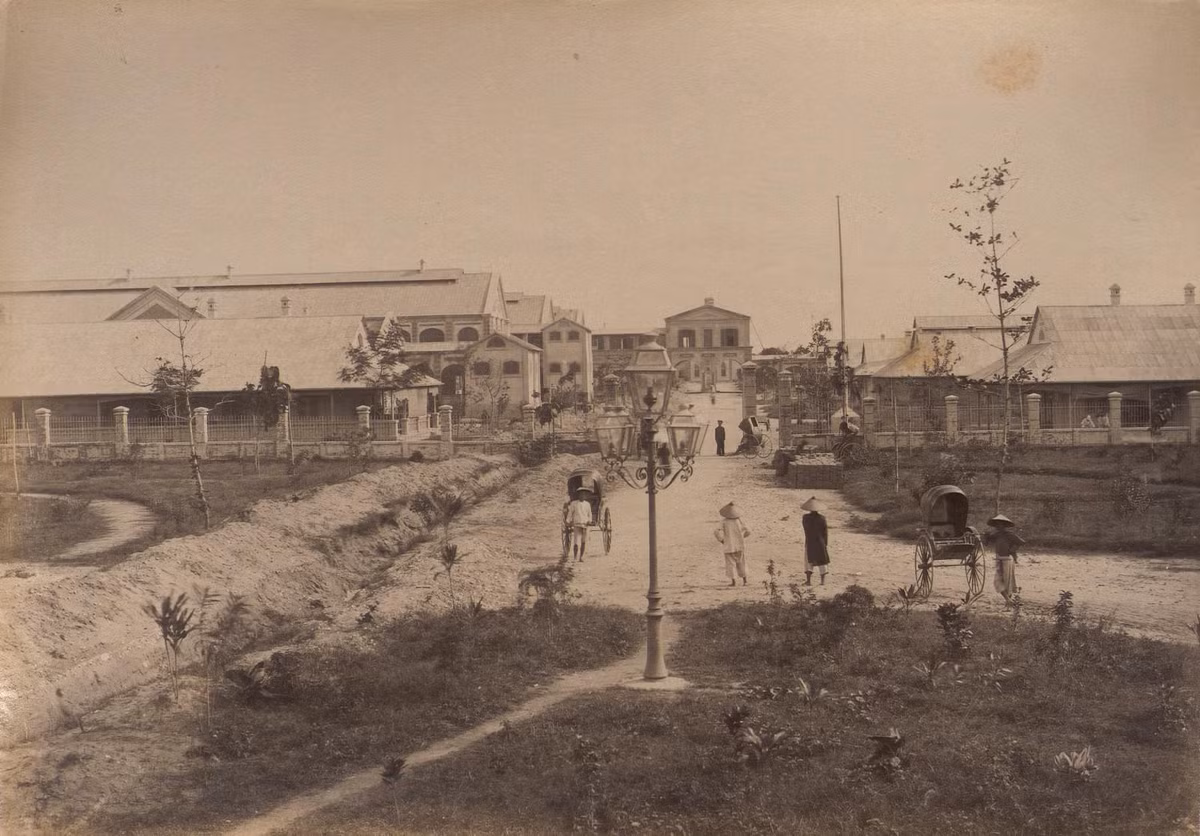 Một lối vào dành riêng cho các quan chức và binh sĩ Pháp ở Bệnh viện Lanessan, thập niên 1890.