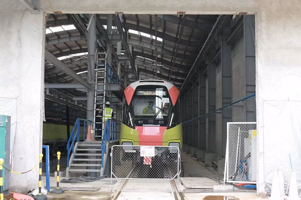 Theo ông Hiếu, nguyên nhân dẫn đến dự án chậm tiến độ là do tác động nhất định của dịch, cùng với việc thắt chặt các biện pháp kiểm soát công trường gây biến động triển khai thi công. Ngoài ra, việc vận chuyển các thiết bị nhập khẩu từ nước ngoài, thời gian về tới công trường chậm hơn rất nhiều so với kế hoạch được lập; việc huy động chuyên gia nước ngoài cũng bị ảnh hưởng đáng kể.