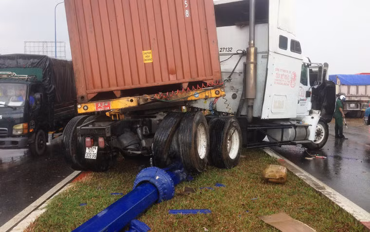 Rất may bánh sau xe container được "chêm"lại, nếu không chiếc xe sẽ lao tiếp sang bên kia đường cùng lúc phương tiện đang lưu thông thì hậu quả sẽ rất thảm khốc.
