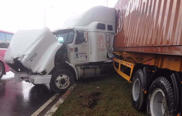 Nhiều người chứng kiến vụ việc cho biết: "Chiếc xe đầu kéo chở container này chạy với tốc độ kinh hoàng dù trời đang mưa. Rồi chiếc xe như "diễn xiếc" lao lên dải phân cách cao gần nửa mét, tông gãy 2 trụ đèn chiếu sáng".