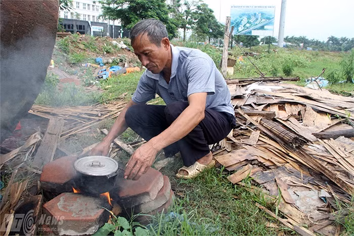 Nhiều khi, bếp vừa được nhóm lên lúc gặp cơn mưa lại tắt ngúm. Tuy vậy, chú Định cũng đã dự trữ một ít củi khô để dùng khi trời mưa bão.