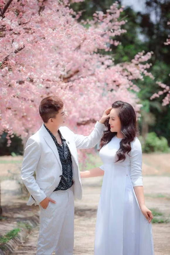 Ba xa Long Nhat len song, nhan sac me 4 con chiem spotlight-Hinh-9