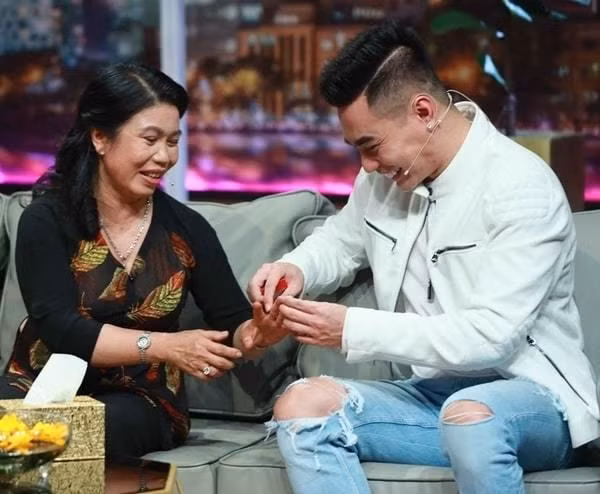 Me Le Duong Bao Lam bi nham la ba ban ve so-Hinh-11