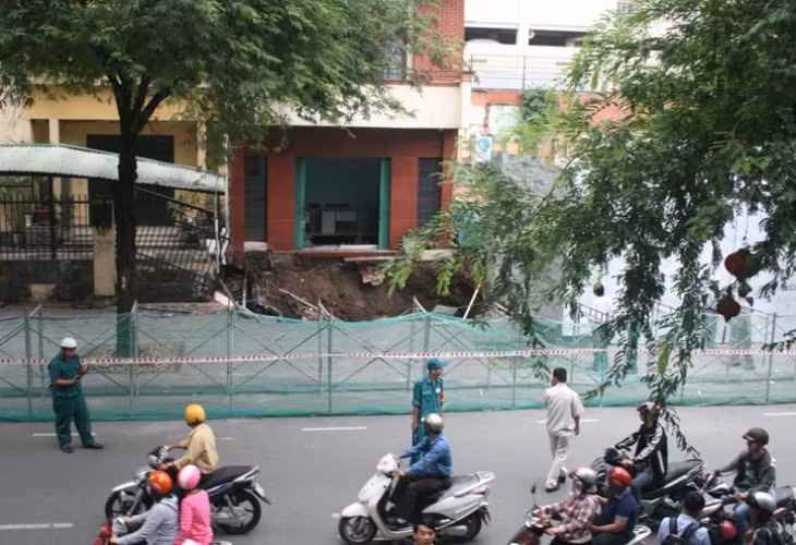 Trước đó, chiều 20/12, trong lúc các thẩm phán của Tòa án đang tiến hành xét xử tại trụ sở (số 26-26C, đường Lê Thánh Tôn, cạnh sát vách tường công trình thi công tòa nhà Sài Gòn Plaza do công ty CP Quốc Cường Gia Lai làm chủ đầu tư) thì bất ngờ xảy ra rung chuyển và sụt lún, tạo hố sâu phần sân và bên trong Tòa án.
