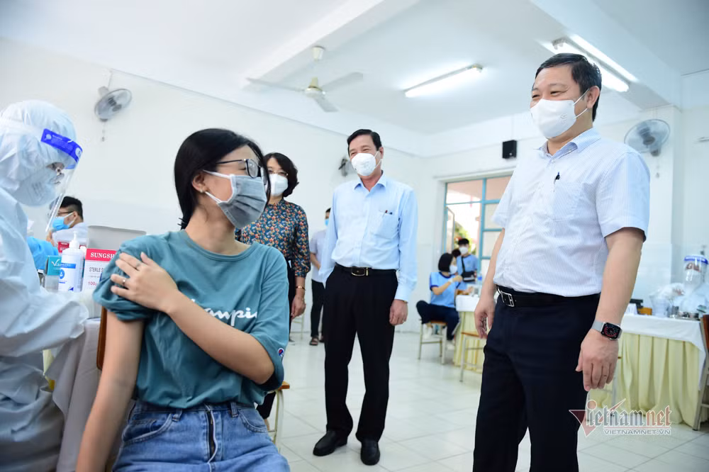 Phó Chủ tịch UBND TPHCM Dương Anh Đức hỏi thăm các em học sinh tại điểm tiêm.