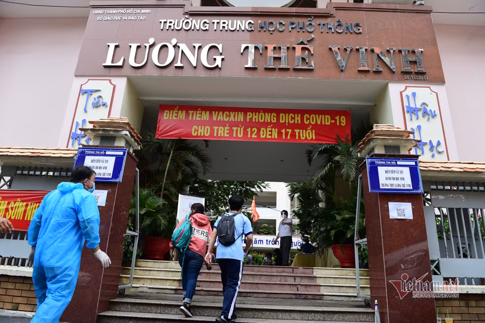 Canh phu huynh theo con di tiem vac xin Covid-19 o TP.HCM