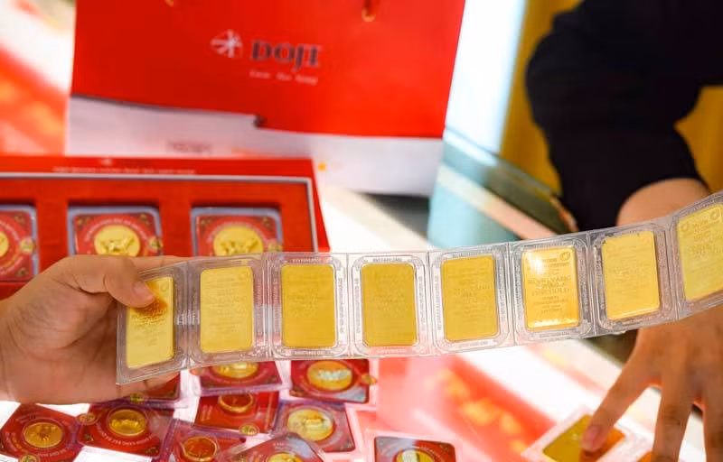 Gia vang hom nay 27/10: Tang du doi, huong den moc 59 trieu