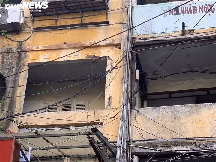 Cảnh nứt vỡ xảy ra mọi nơi trong tòa nhà.