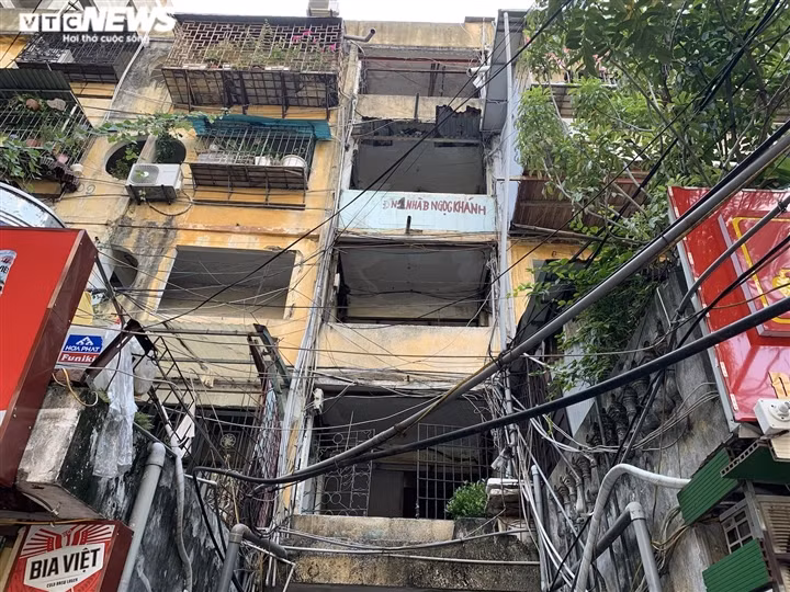 Tại khu tập thể Ngọc Khánh nằm trên đường Ngọc Khánh (phường Ngọc Khánh, quận Ba Đình), tình trạng xuống cấp hiển hiện ngay từ bên ngoài.