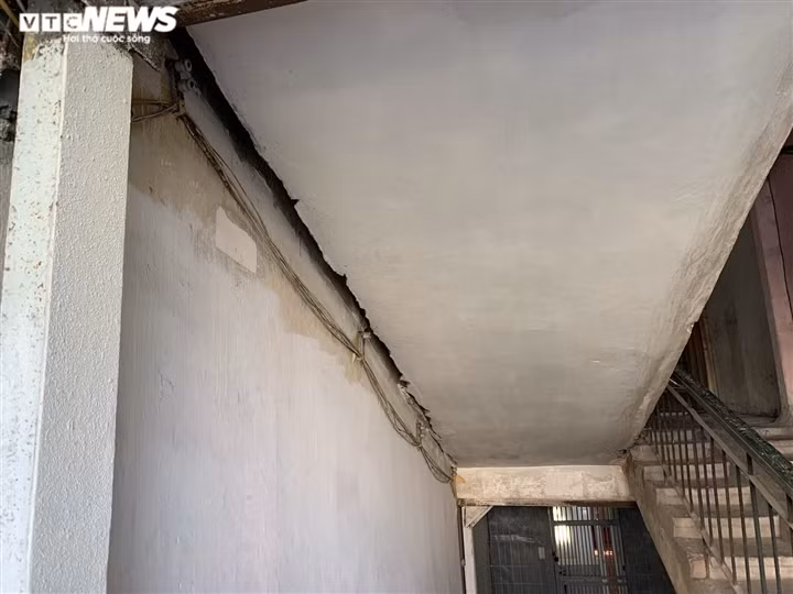 Khu cầu thang lên, xuống tại đơn nguyên 1 nhà B có những vết nứt toác thành rãnh chạy dài tách phần cầu thang ra khỏi thân nhà. Nhiều năm trước, người ta đã lắp cột trụ, thanh thép lớn để tạo thành khung chống đỡ cho cầu thang này. Đến nay, các thanh thép này cũng đã hoen gỉ và xuống cấp.