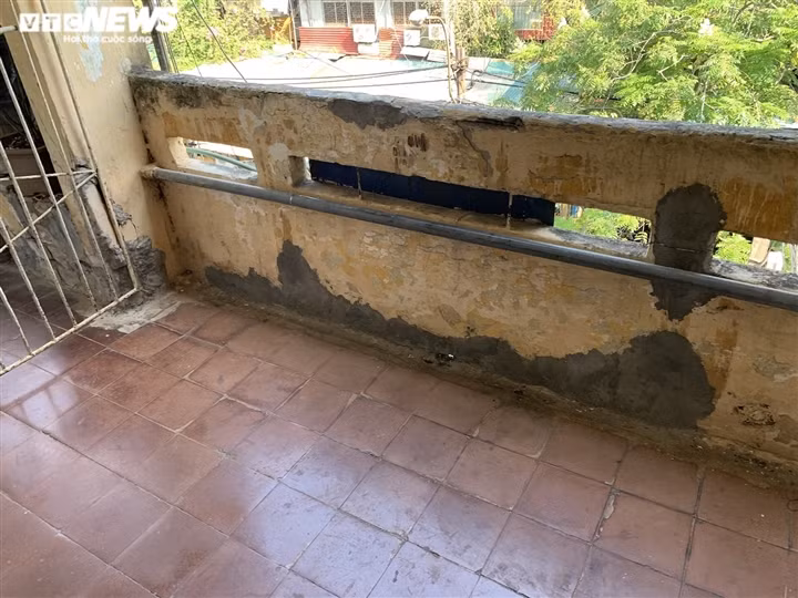 Người dân tự dùng vữa gia cố phần công trình bị hư hỏng.