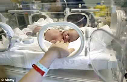 Bé Luciana Abigail sống sót một cách kỳ diệu sau khi nằm trong nhà xác bệnh viện dưới nhiệt độ thấp trong suốt 12 tiếng đồng hồ kể từ lúc mới được sinh ra.