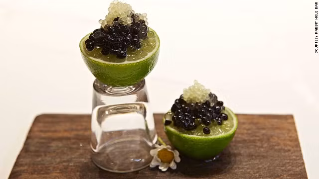 Doug Laming tại Sydney, Australia sử dụng công nghệ spherification (công nghệ làm đông chất lỏng như tạo trứng cá hồi giả), để tạo ra những viên ngọc trai từ rượu tan dần trong miệng. Loại cocktail này có giá 11 USD.