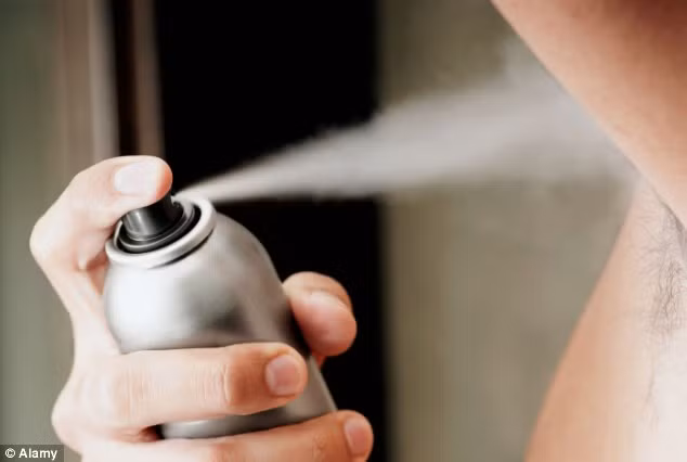 Hít liều lượng lớn các hóa chất của bình xịt khử mùi cơ thể có thể gây dị ứng, nhức đầu, hen suyễn thậm chí là tử vong.