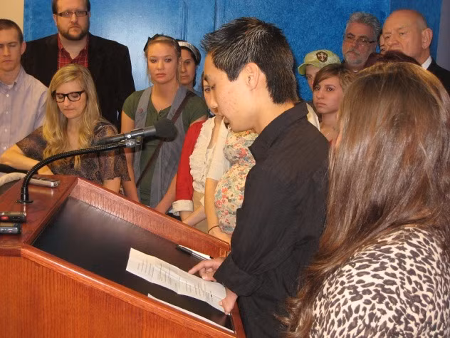Josiah Presley sống tại Oklahoma, Mỹ. Mẹ anh là người Hàn Quốc đã quyết định phá thai khi mang thai được 2 tháng. Một vài tháng sau bà nhận thấy cái thai vẫn còn sống trong người mình và bà nhận ra việc phá thai đã thất bại, bà quyết định sinh con ra và cho con nuôi, chỉ có điều Presley có cánh tay trái biến dạng bẩm sinh. Một gia đình người Mỹ đã nhận nuôi anh.