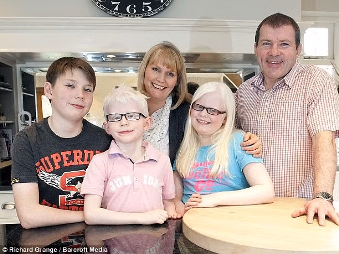 Cô Lisa Needham, 43 tuổi và người chồng tên Jim, 50 tuổi, sống tại thành phố Wolverhampton của Anh, có 3 người con với 2 trai và 1 gái trong độ tuổi từ 7 đến 14.