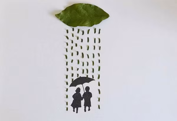 Khung cảnh lãng mạn dưới mưa của cặp đôi yêu nhau.