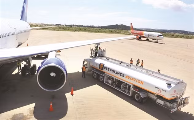 Một trong những câu hỏi thú vị và ít được biết đến là bình nhiên liệu của máy bay nằm ở đâu? Nhiều người có thể nghĩ rằng nhiên liệu của máy bay được lưu trữ trong thân máy bay giống như cách ô tô chứa xăng trong bình xăng đặt dưới gầm xe.