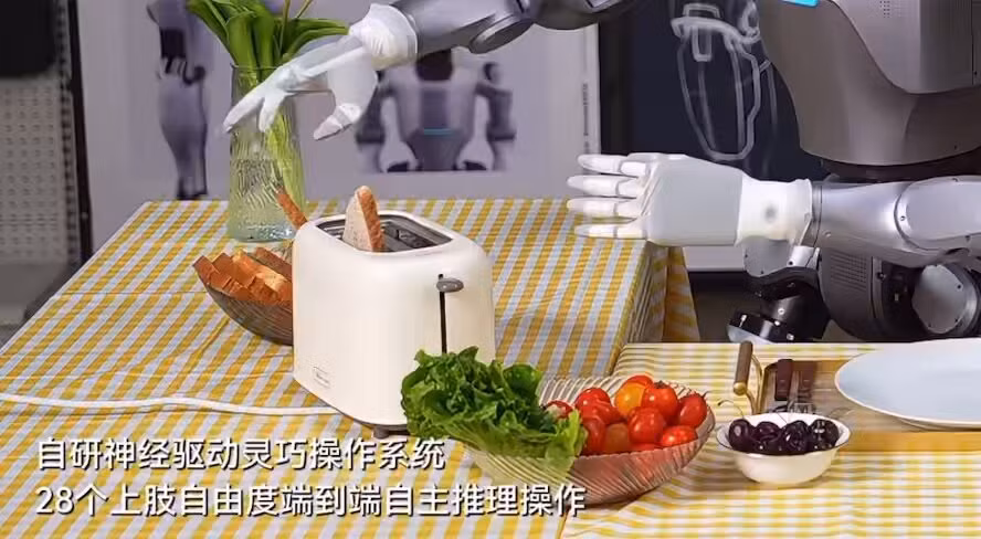 Chỉn chu trong từng thao tác, nó cho bánh mỳ vào lò nướng, sau đó bày ra đĩa. Rau cũng được bày ra, nó cũng có thể chiên xúc xích một cách khéo léo và xác định đúng thời điểm thông qua thời gian, nhiệt độ mà AI tính toán.