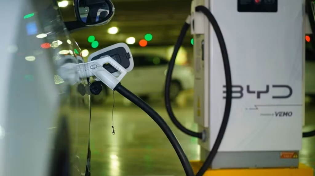BYD chủ yếu dựa vào xe hybrid plug-in cho doanh số bán hàng của mình, đạt 4,2 triệu chiếc vào năm ngoái. Hãng đã đặt mục tiêu bán 5-6 triệu chiếc trong năm nay.