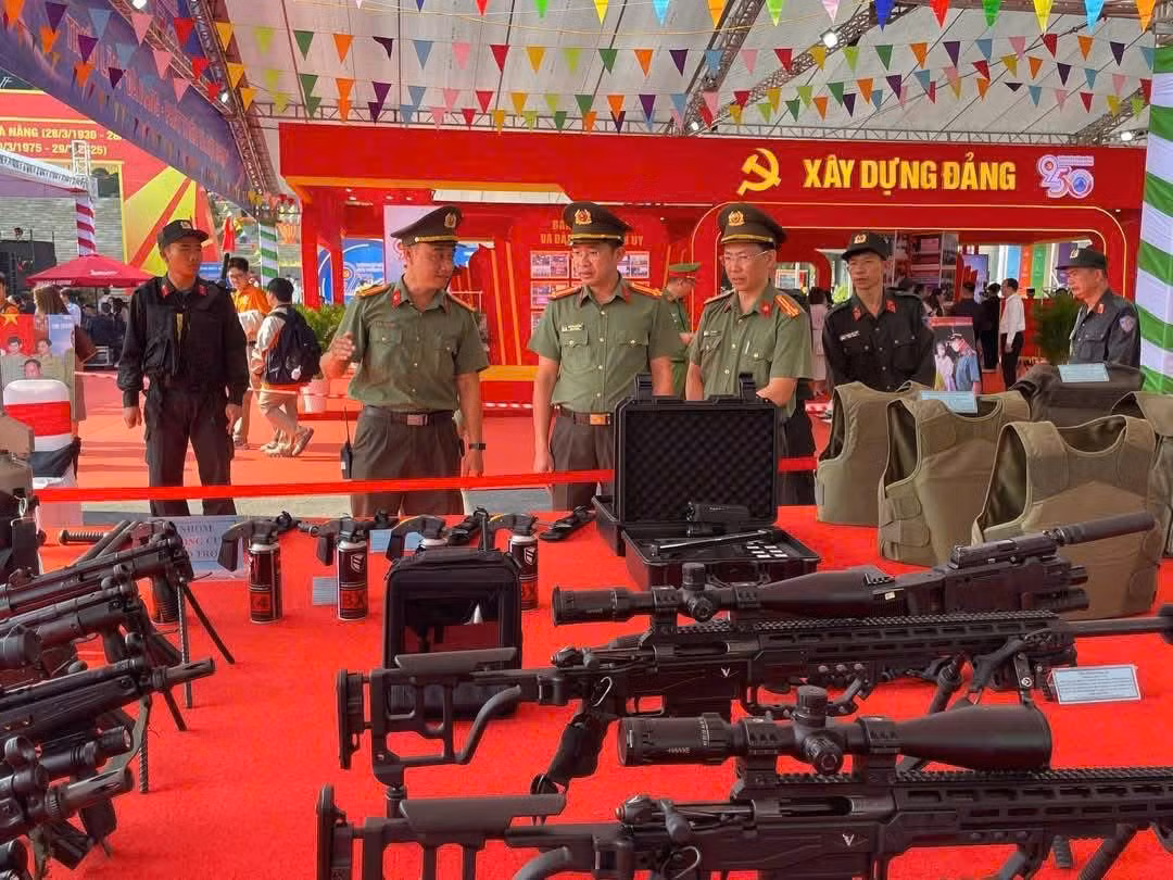 Một số vũ khí chiến thuật, công cụ hỗ trợ sử dụng cho lực lượng phòng chống bạo động, chống khủng bố.
