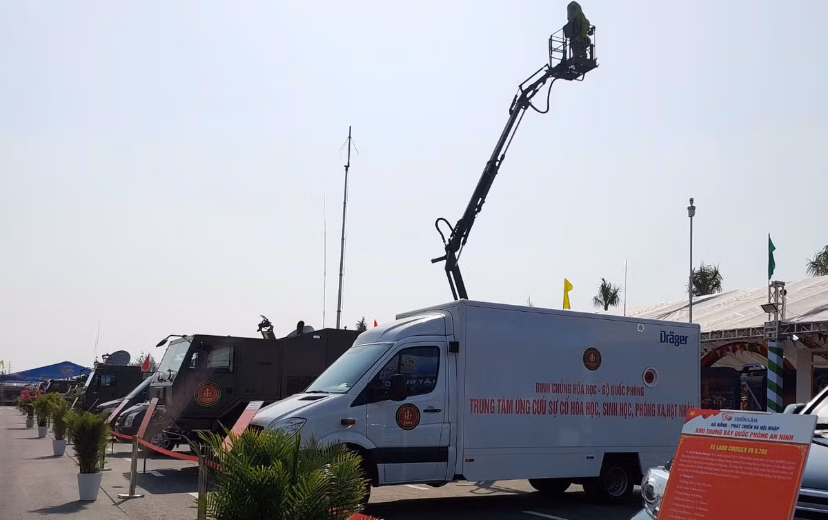 Khu trưng bày Quốc phòng – An ninh do Bộ Chỉ huy Quân sự thành phố, Công an thành phố và Bộ Chỉ huy Bộ đội Biên phòng thành phố cùng phối hợp tổ chức. 