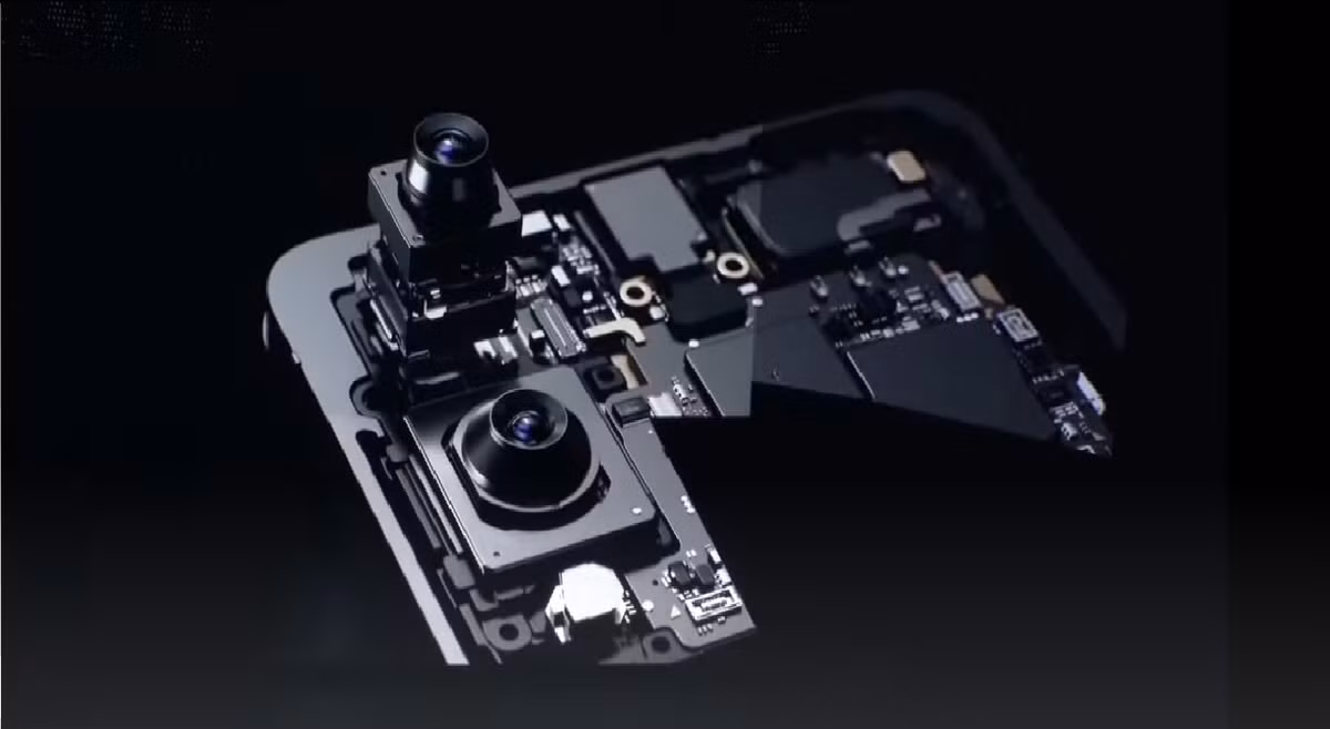 Tuy nhiên, thiết bị sẽ không đi kèm camera thứ ba và sẽ có pin nhỏ hơn vì thiết kế mỏng. Các báo cáo gần đây cho biết, chiếc flagship có thể đi kèm viên pin 3.900mAh khiêm tốn.