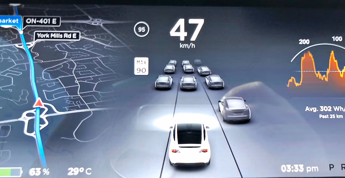  Tự lái hoàn toàn (FSD) của Tesla thu hút sự chú ý khi được quảng bá là có khả năng hỗ trợ lái xe tiên tiến. FSD cho phép xe tự di chuyển trên đường cao tốc, nhận diện đèn giao thông, biển báo dừng và tự động chuyển làn.