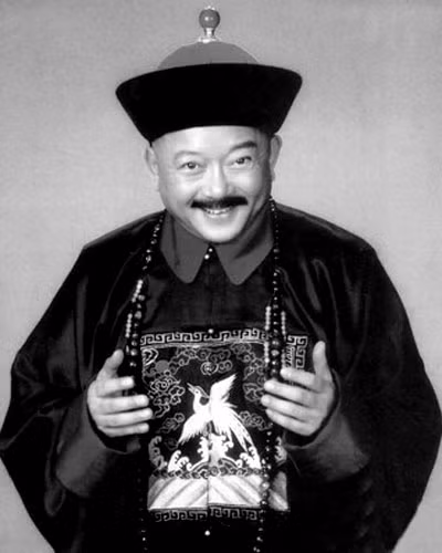 Năm Càn Long thứ 50, được phong làm Tam đẳng trung tương bá, được thưởng tử cương; năm Càn Long thứ 55, lại được ban hoàng đai, chức quan ngày càng nhiều, đến ngay bản thân Hòa Thân cũng thấy phiền phức.