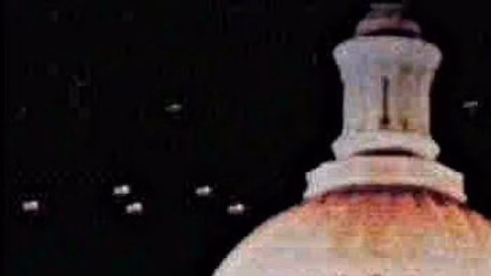 Năm 1952, bức ảnh chụp một nhóm các UFO bay qua Nhà trắng, Lầu Năm Góc đã gây chấn động toàn nước Mỹ. Có người cho rằng đó là cuộc gặp gỡ bí mật của chính phủ Mỹ và những người bạn lạ mặt.