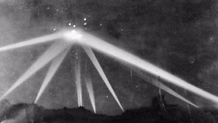 Ngày 25/2/1942 trên bầu trời Los Angeles xuất hiện các vật thể bay không xác định. Người dân được khuyến cáo là tắt điện thoại còn quân đội được lệnh bắn hạ UFO. Đây là một trong những bức ảnh UFO nổi tiếng nhất từng được thực hiện trong lịch sử.