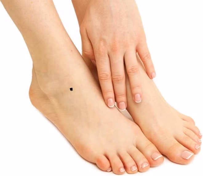 Nốt ruồi trên mu bàn chân: Người xưa gọi đây là nốt ruồi “hai chân không nghỉ”. Người có nốt ruồi trên mu bàn chân thường lận đận, vất vả, hay phải chạy đôn chạy đáo để lo chuyện.