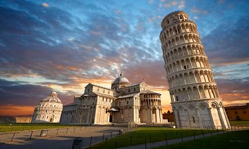  Tháp Pisa là một trong những công trình biểu tượng của đất nước Italy. Được xây dựng từ năm 1173, trải quan gần 1.000 năm tuổi, tháp Pisa thu hút thế giới bởi luôn trong trạng thái bị nghiêng. Do bị nghiêng, tòa tháp này còn được gọi là tháp nghiêng Pisa.