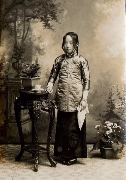 Cô gái này trông có vẻ đang tì tay lên bàn để tạo dáng trước ống kính nhưng thực tế, hành động này là để giúp cô giữ thăng bằng bởi đôi chân "gót sen" nhỏ xíu khiến việc đi đứng trở nên khó khăn. 