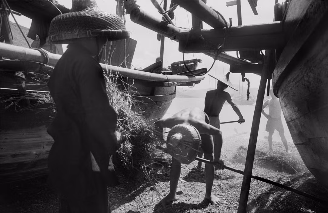 Một tàu cá mới đóng đang được hoàn thiện. Ảnh: Werner Bischof / Magnum Photos.