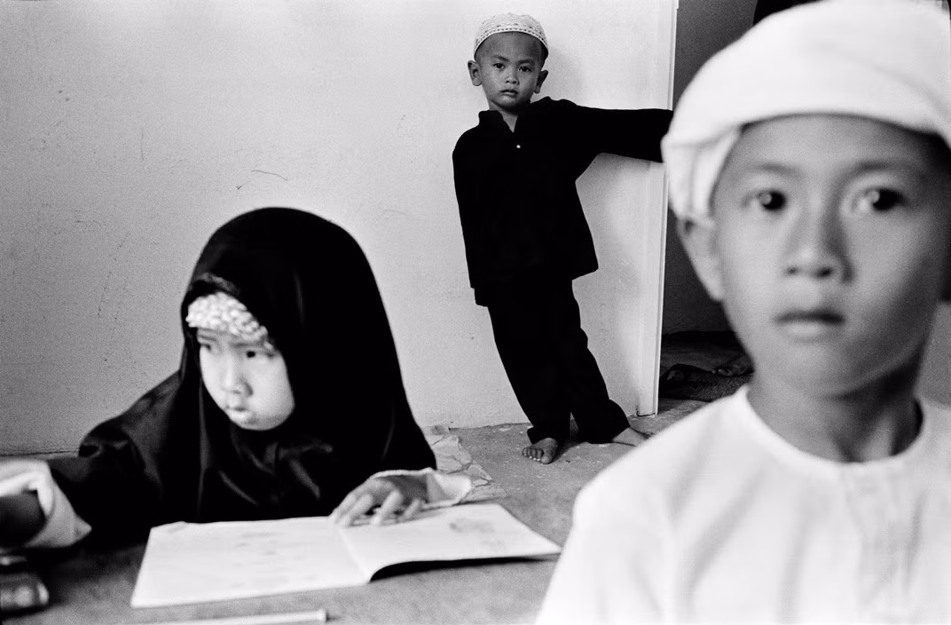 Trẻ em trong một trường Hồi giáo gần thành phố Ipoh, bang Perak. Ảnh: A. Abbas/ Magnum Photos.