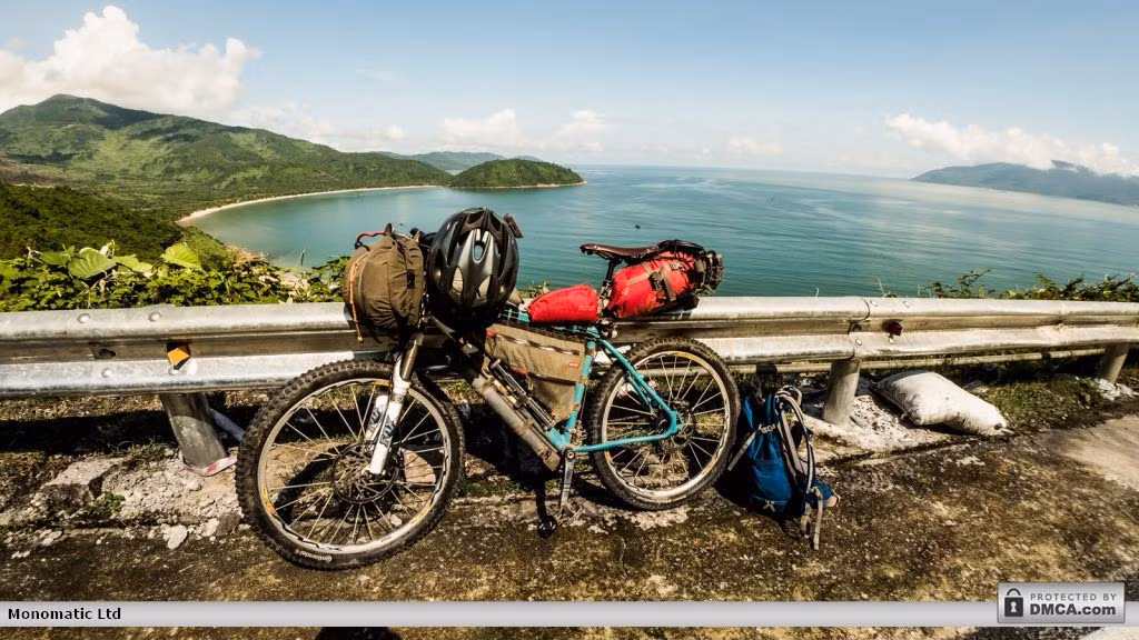 Trái với tên gọi "con đường Bất hạnh" mà người Pháp đặt cho con đèo (do họ thường xuyên bị phục kích ở nơi đây trong thời chiến tranh Đông Dương), Kate đã có những trải nghiệm thực sự tuyệt vời. Ảnh: Gomandrake.co.uk. Trái với hình dung của nhiều người, việc vượt đèo bằng xe đạp địa hình không phải là điều quá vất vả. Theo Kate, thời tiết nắng nóng là trở ngại lớn hơn. Ảnh: Gomandrake.co.uk. Dù vậy, khung cảnh tuyệt vời trên đèo đã xua tan đi mọi sự mệt mỏi. Ảnh: Gomandrake.co.uk. "Một dải ruy băng hoàn hảo, một trong những đường bờ biển đẹp nhất trên thế giới", Kate chia sẻ về những cung đường trên đèo Hải Vân. Ảnh: Gomandrake.co.uk. Thiên nhiên trên đèo cũng rất trù phú và đa dạng, dù nơi đây từng bị hủy hoại nặng nề trong chiến tranh. Trong ảnh là một chú nhện khổng lồ bị xe cộ đi qua đèo cán phải. Ảnh: Gomandrake.co.uk. Trái ngược với lúc lên đèo, việc xuống đèo rất "sướng" vì chỉ cần thả chiếc xe trôi theo trọng lực, hầu như không tốn sức. Ảnh: Gomandrake.co.uk.
