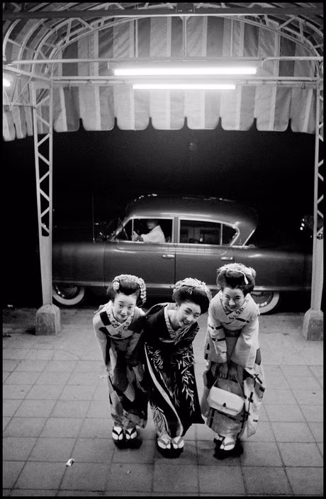 Các geisha mời chào khách trên đường phố. Ảnh: Dennis Stock/ Magnum Photos.